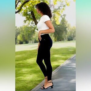 • NWOT• Women’s 1822 Black Denim Curvy Mid Rise Contour Ankle Skinny…Size 6